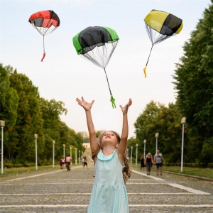 1Pc Hand Throwing Parachute Kids Outdoor Funny Toys Fly Parachute Sport With Mini Soldier Toys For Children